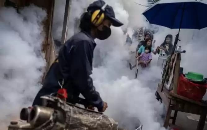 Seorang petugas melakukan pengasapan (fogging)