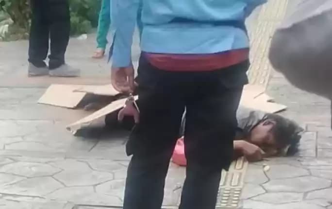 Seorang pria ditemukan tewas di trotoar