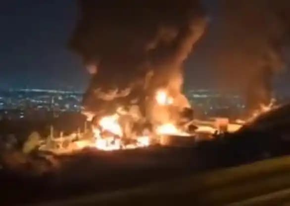 Serangan Iran menghantam kilang minyak di kota Haifa, Israel.