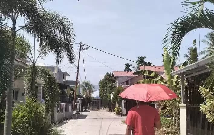 Seseorang Menggunakan Payung