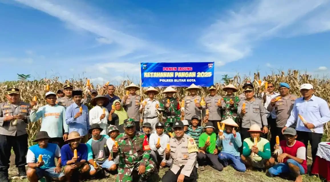 Sesi foto bersama Kapolres Blitar Kota AKBP Danang Setiyo bersama jajaran dan petani Desa Sumber