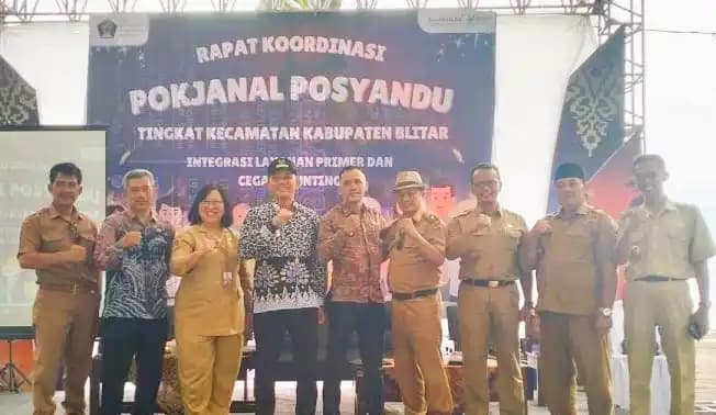Sesi foto bersama Kepala Dinas Kesehatan Kabupaten Blitar, jajaran OPD dan narasumber