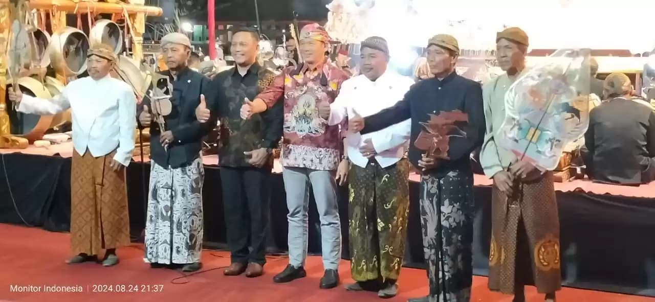 Sesi foto bersama Sekda Pemkot Blitar bersama para dalang (Foto: Dok MI/Joko Prasetyo)