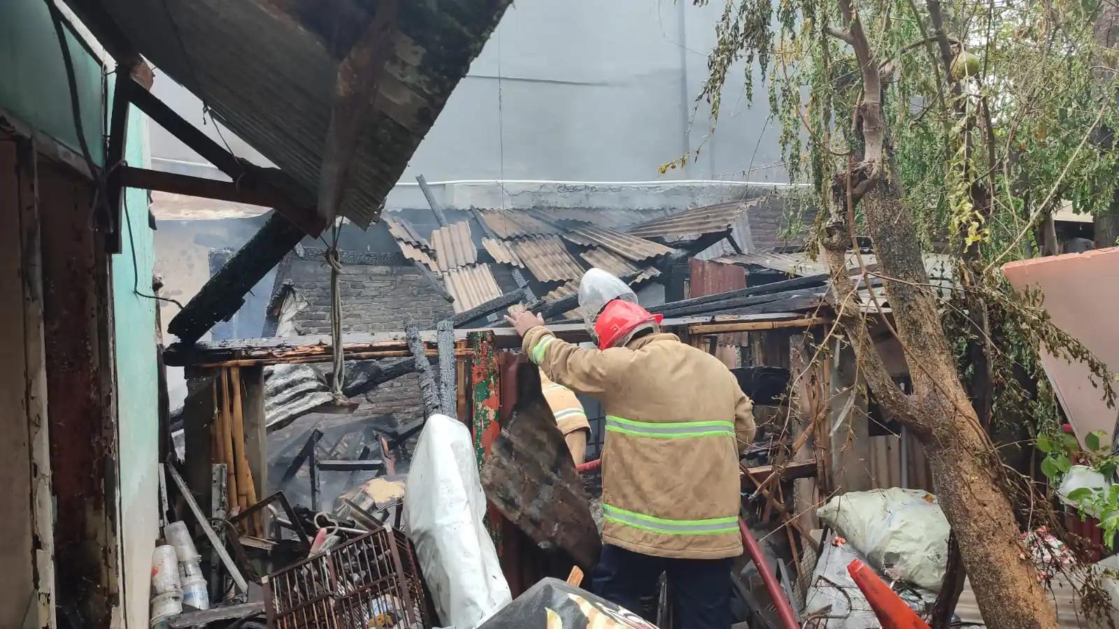 Si Jago Merah Mengamuk di Kanigaran, Rumah Warga Probolinggo Ludes Terbakar