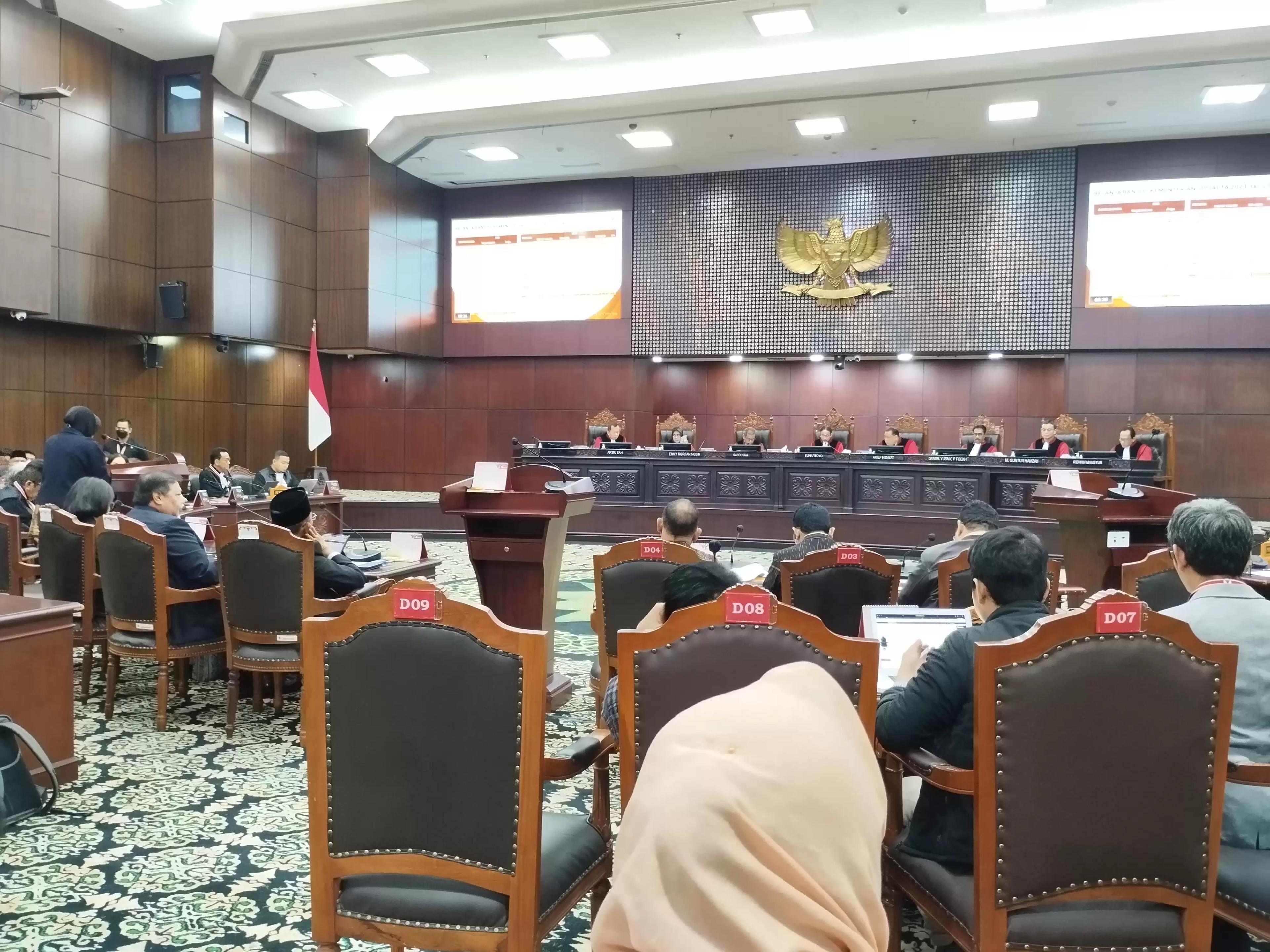 Sidang perselisihan hasil pemilihan umum (PHPU) terkait dengan sengketa Pilpres 2024, di Mahkamah Konstitusi (MK), hari ini, Jumat (5/4/2024). (Foto: MI/Dhanis)