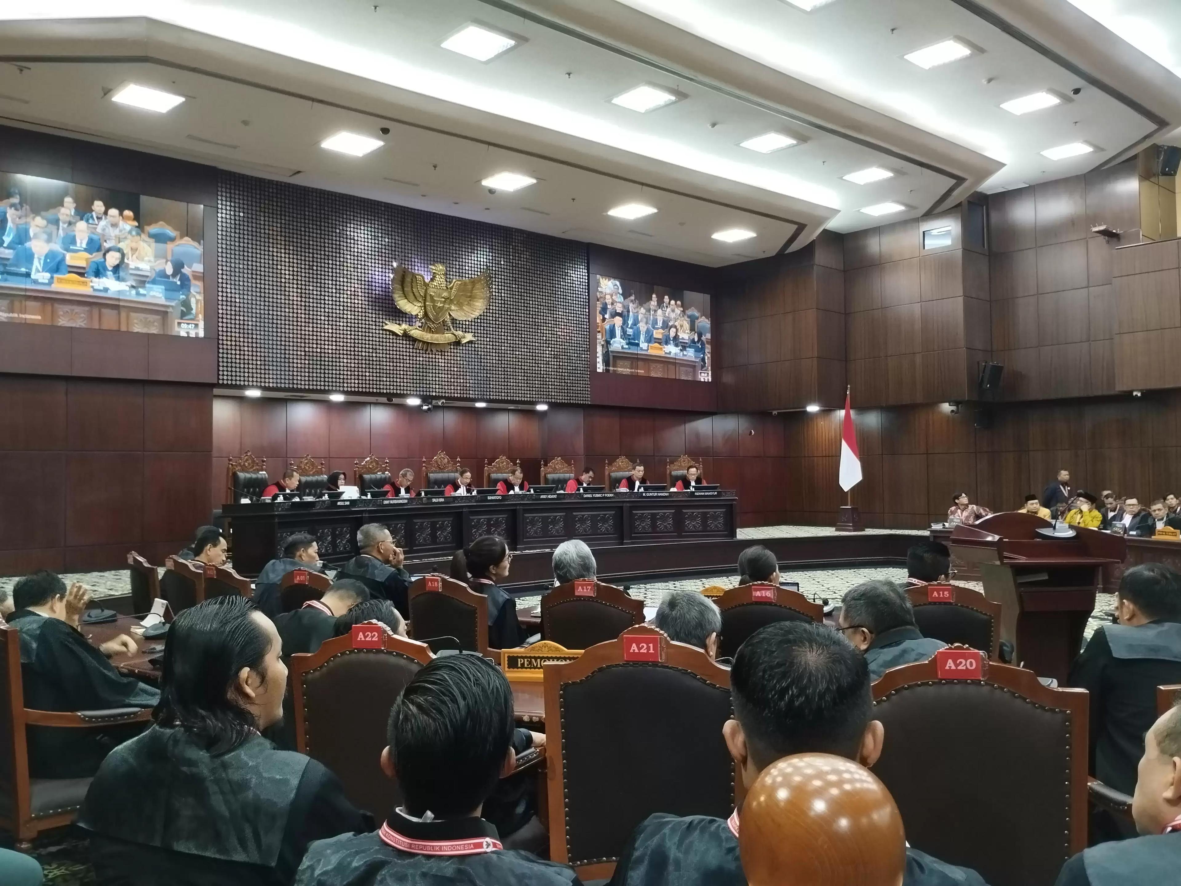 Sidang perselisihan hasil pemilihan umum (PHPU) terkait dengan sengketa Pilpres 2024, di Mahkamah Konstitusi (MK), hari ini, Jumat (5/4/2024). (Foto: MI/Dhanis)
