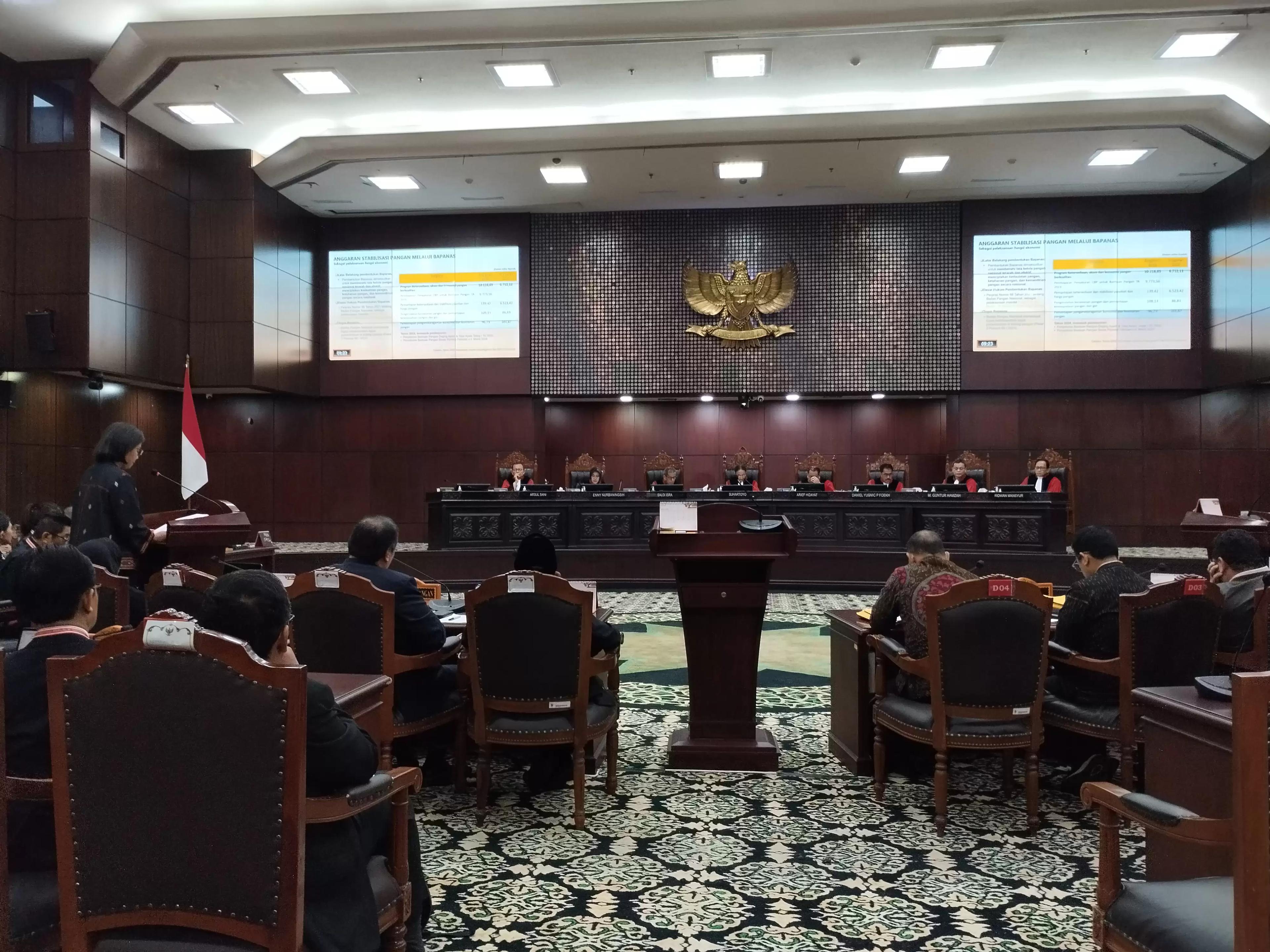 Sidang perselisihan hasil pemilihan umum (PHPU) terkait dengan sengketa Pilpres 2024, di Mahkamah Konstitusi (MK), hari ini, Jumat (5/4/2024). (Foto: MI/Dhanis)