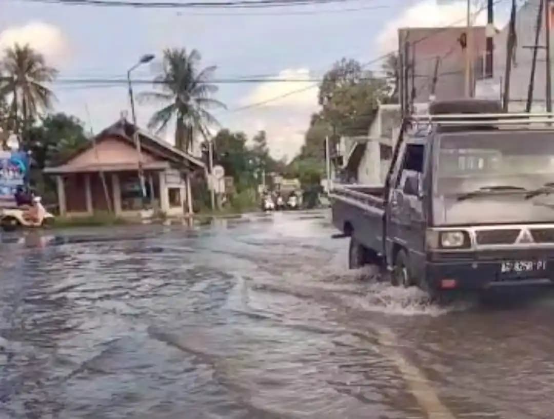 Simpang empat Garum, Kabupaten Blitar yang digenangi air
