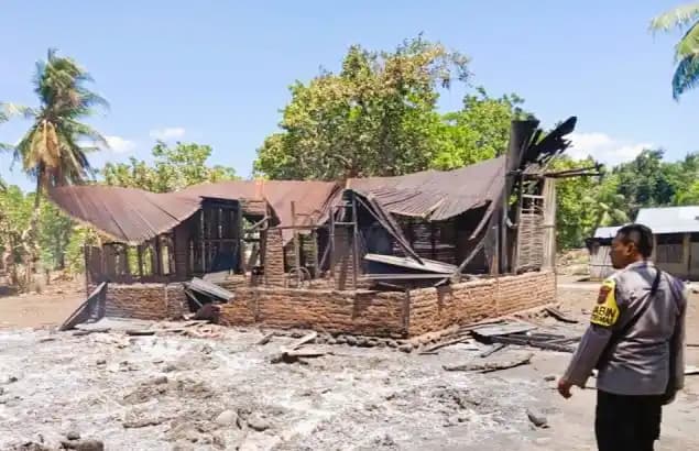 Sisa puing-puing rumah yang dibakar saat konflik antar desa-NTT
