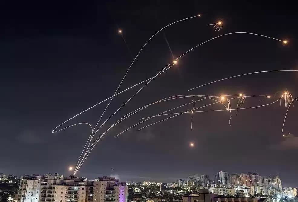 Sistem anti-rudal Iron Dome Israel mencegat roket yang diluncurkan dari Jalur Gaza