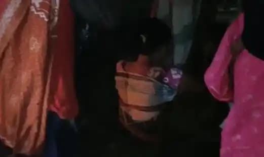 Sorang Ibu di Pandeglang Ditandu usai melahirkan