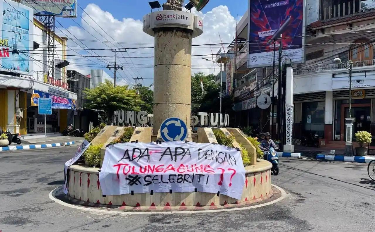 Spanduk yang dipasang oleh AMTI di Tugu Kendang, Tulungagung