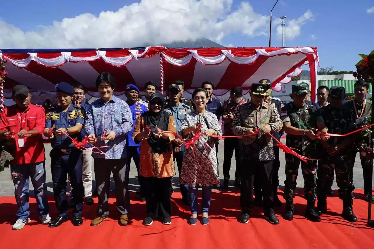 Staf Ahli Gubernur Malut Bidang Kemasyarakatan dan SDM, Nurlela Muhammad memotong pita sebagai tanda diresmikannya Kapal Semarak Malut 01 (Foto: Biro Adpim)