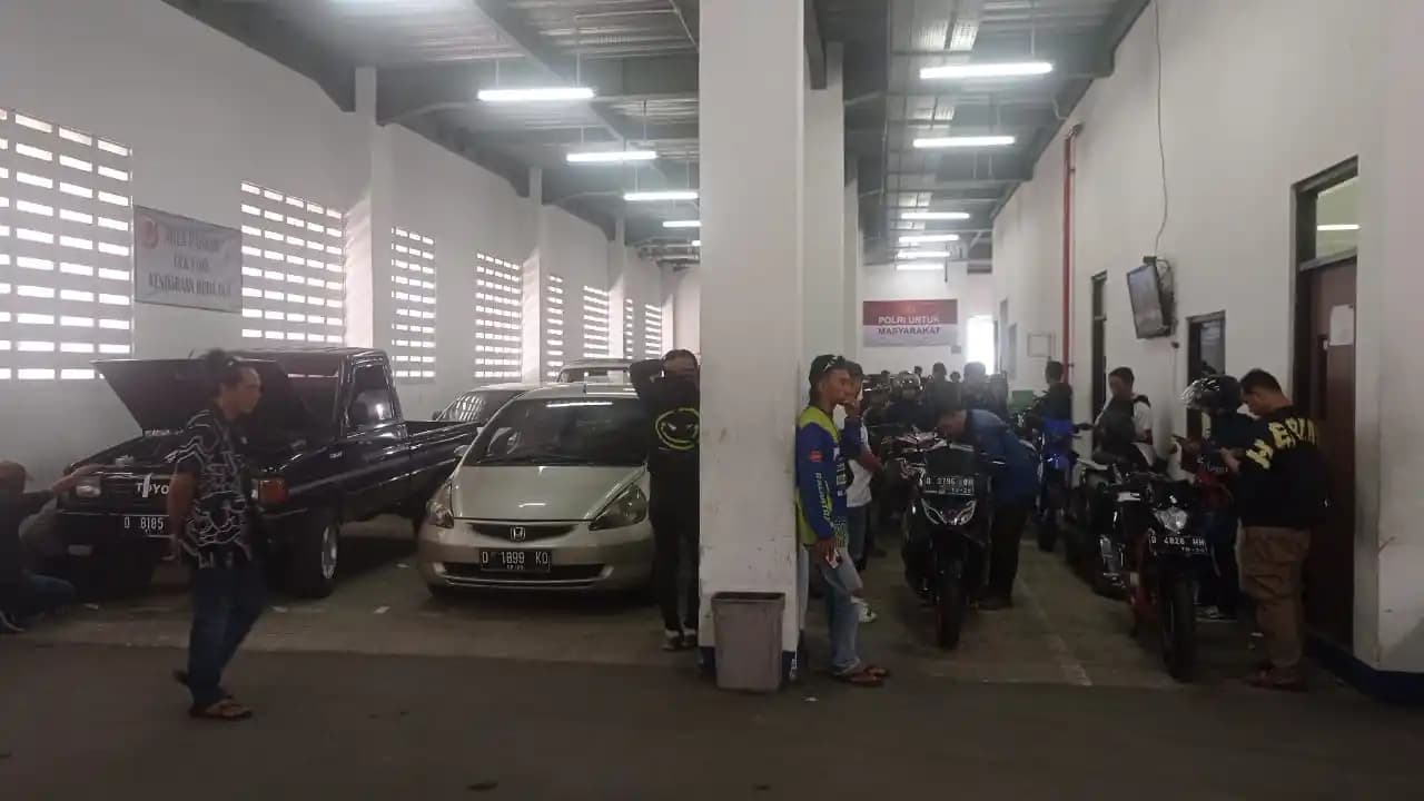 Suasana antrean cek fisik kendaraan di Gedung Pelayanan BPKB Polda Jabar