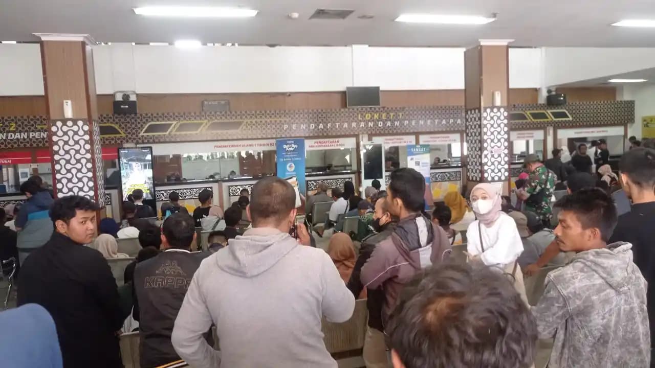 Suasana antrean masyarakat wajib pajak di kantor Samsat Soreang