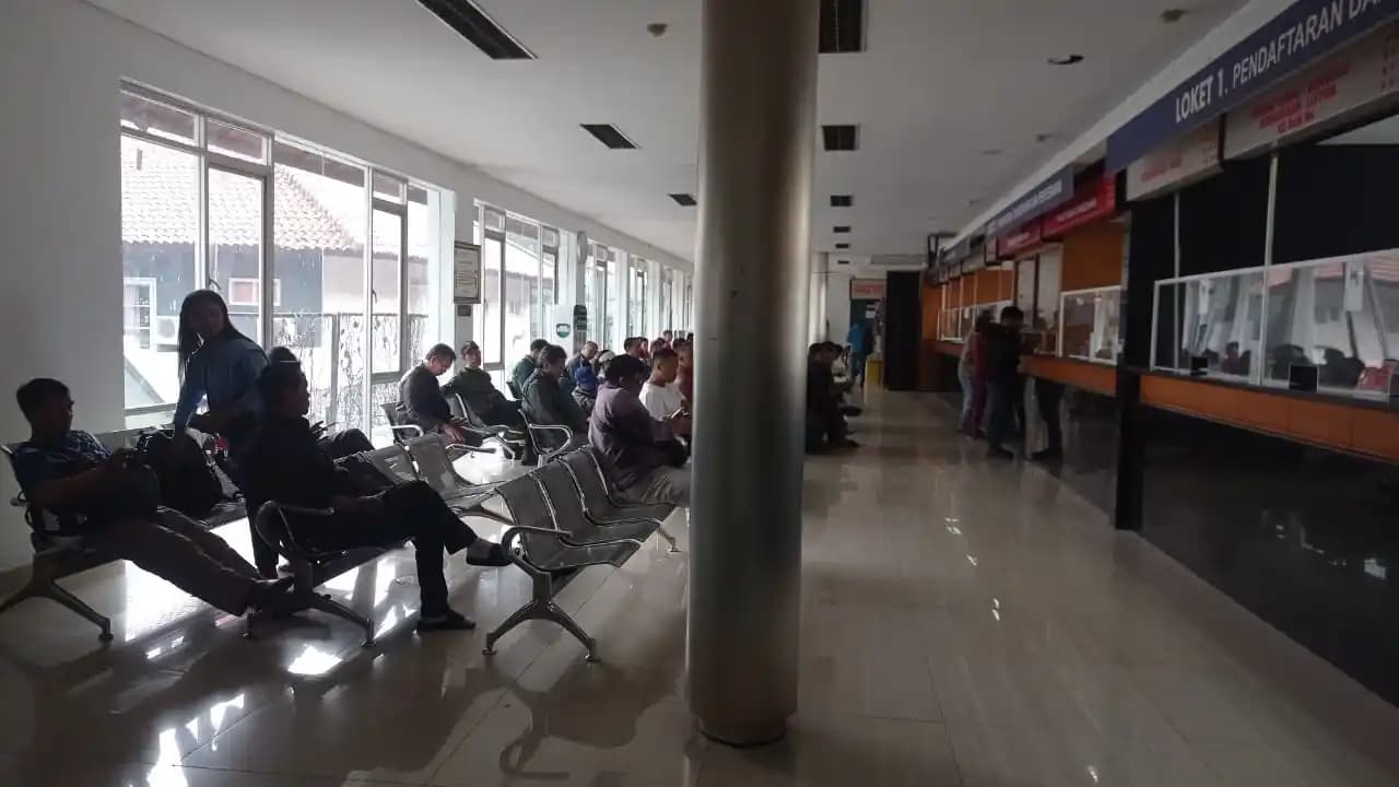 Suasana antrean wajib pajak di kantor Samsat Pajajaran