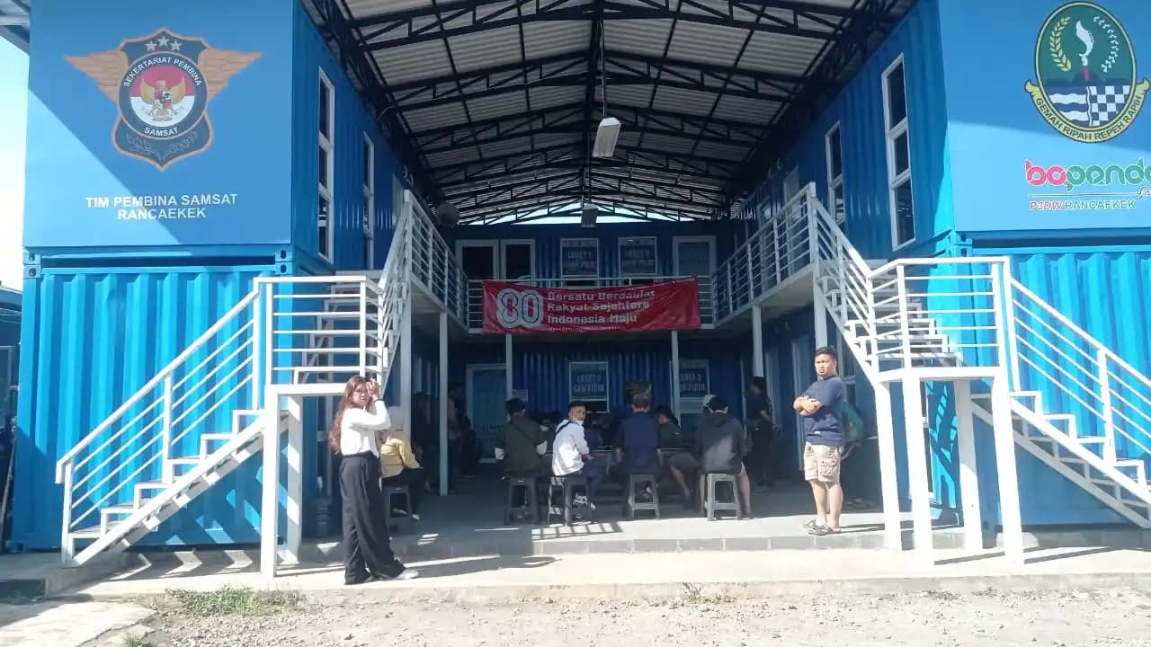 Suasana antrean wajib pajak di loket cek fisik Samsat Rancaekek