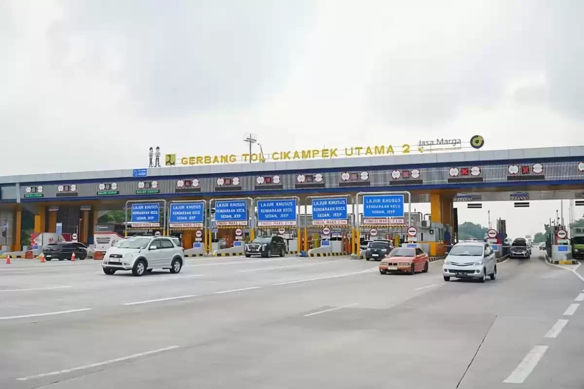 Suasana arus lalu lintas di Gerbang Tol Cikampek Utama. (Foto: Jasa Marga/Antara)