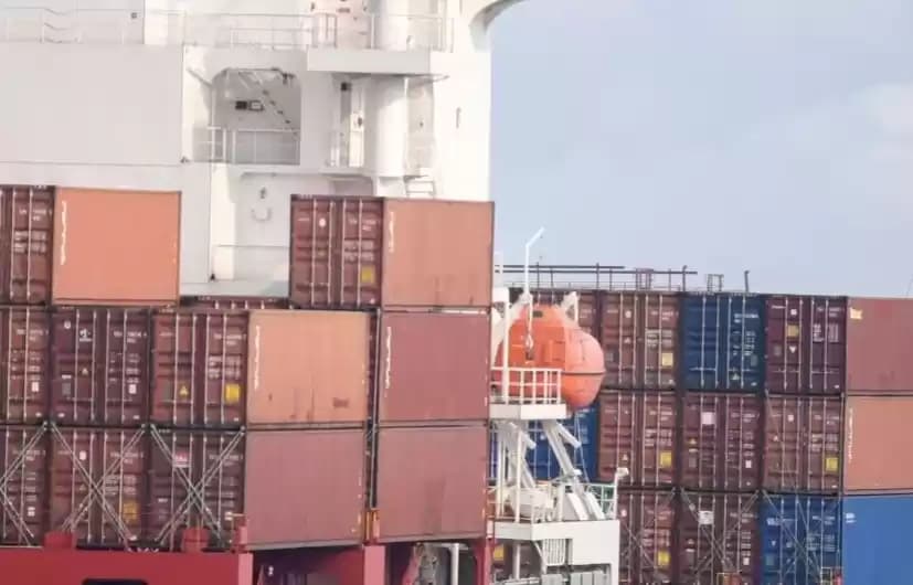 Suasana bongkar muat kontainer pada kapal kargo di dermaga Pelabuhan Jakarta International Container Terminal (JICT), Tanjung Priok, Jakarta, Senin (15/1/2024)