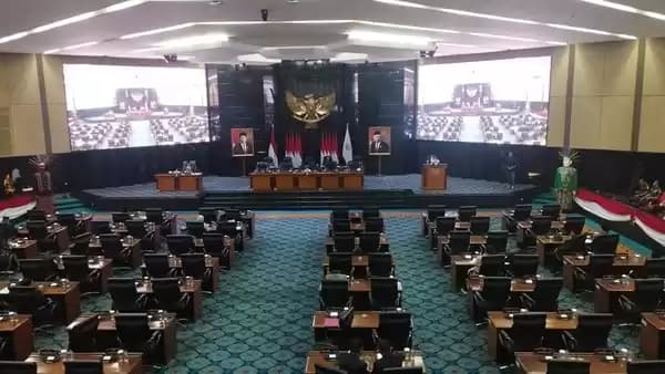 Suasana Dewan protes dalam Ruang Rapat Paripurna DPRD DKI Jakarta bahas APBD DKI Perubahan 2023 terjadi protes dari  Sunggul Sirait dari Fraksi DPRD DKI Jakarta