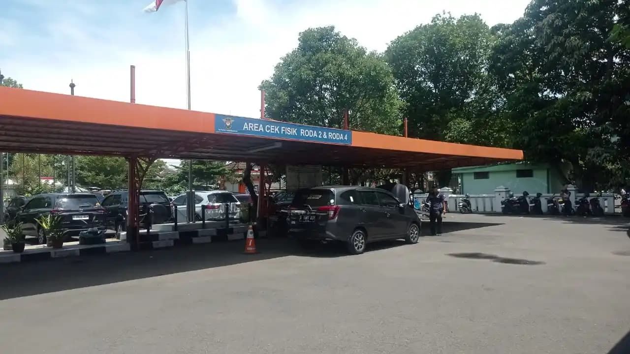 Suasana di area Cek Fisik Samsat Bandung Tengah, Jl. Kawaluyaan Raya, Kota Bandung