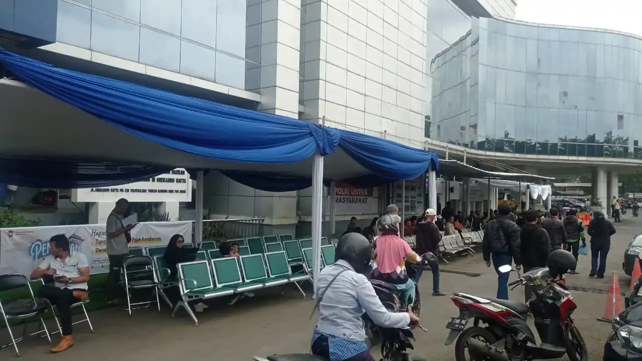 Suasana di kantor Samsat Soekarno Hatta