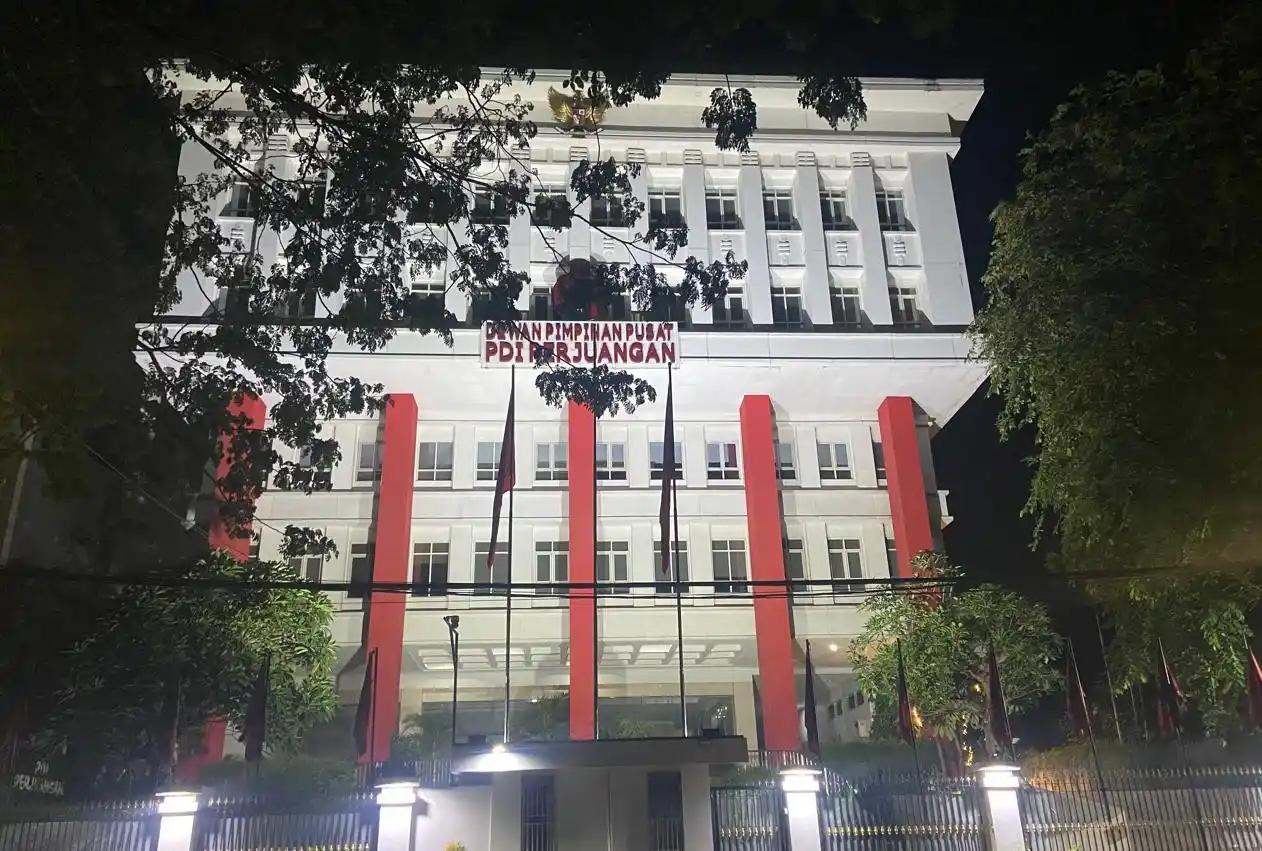 Suasana DPP PDIP saat KPK Geledah Rumah di Menteng