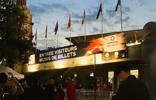 Suasana luar Paris Motor Show 2024
