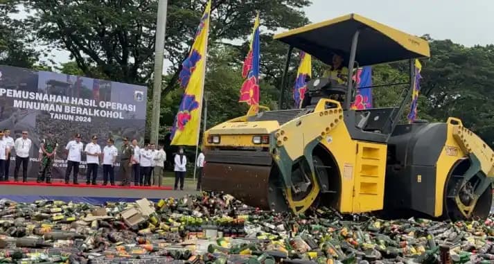 Suasana Pemusnahan Botol Miras di Monas