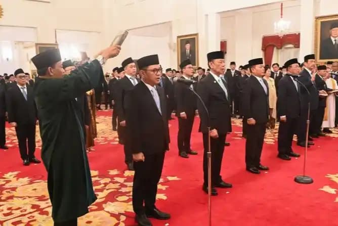 Suasana pengambilan sumpah jabatan dalam pelantikan