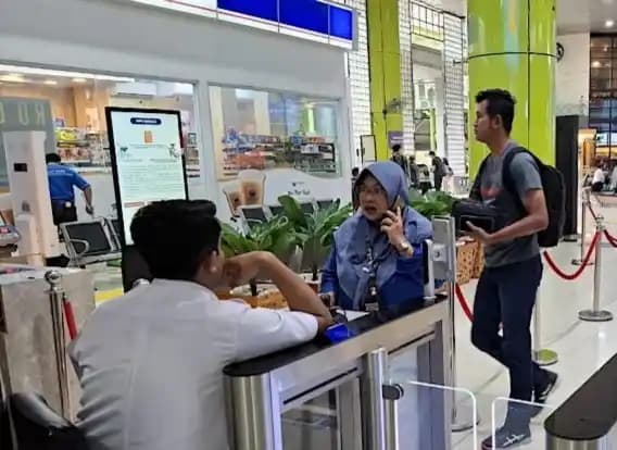 Suasana penumpang Kereta Api Jarak Jauh di Stasiun Gambir, Jakarta