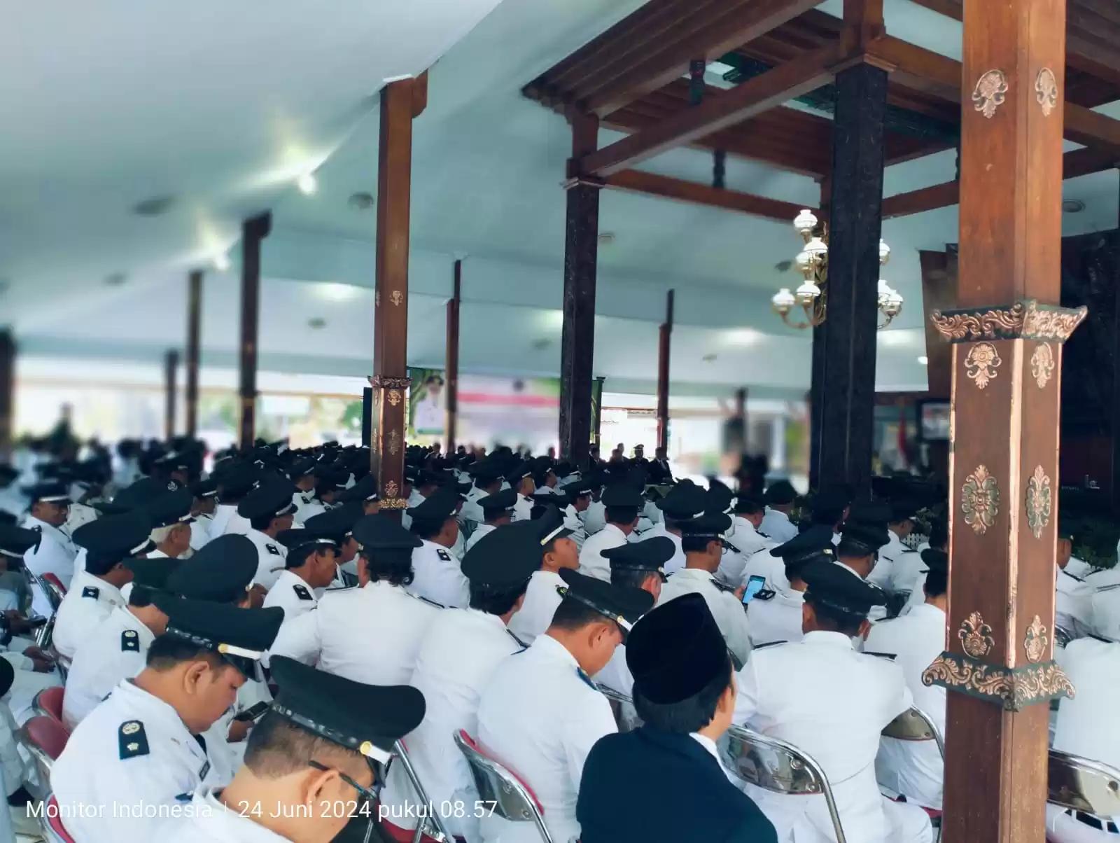 Suasana penyerahan SK perpanjangan masa jabatan oleh Bupati Blitar Rini Syarifah di Pendopo RHN