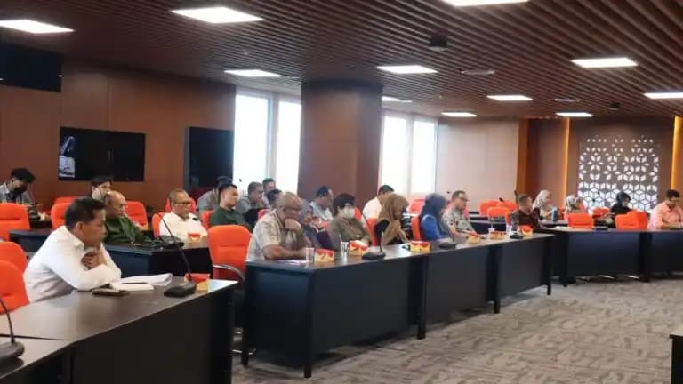 Suasana rapat koordinasi POMDA 2025 yang digelar UNJA dan BAPOMI Jambi, Selasa (10/06/2025)