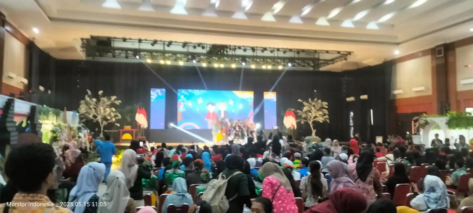 Suasana saat kegiatan puncak Peringatan Hardiknas 2025 di Gedung Kesenian Kota Blitar