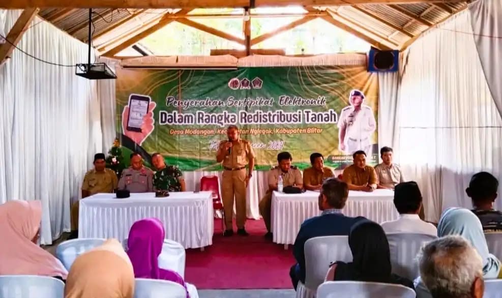 Suasana saat penyerahan sertipikat elektronik redistribusi tanah eks HGU PT Harta Mulia