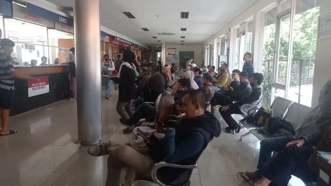 Suasana wajib pajak saat menunggu antrean di kantor Samsat Pajajaran, Kota Bandung, Jawa Barat