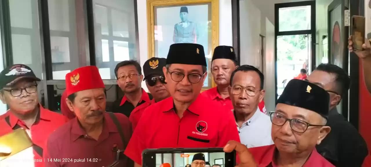 Supriarno bersama Ketua DPC PDI-P Kabupaten Blitar dan pengurus saat menyampaikan keterangan pers.