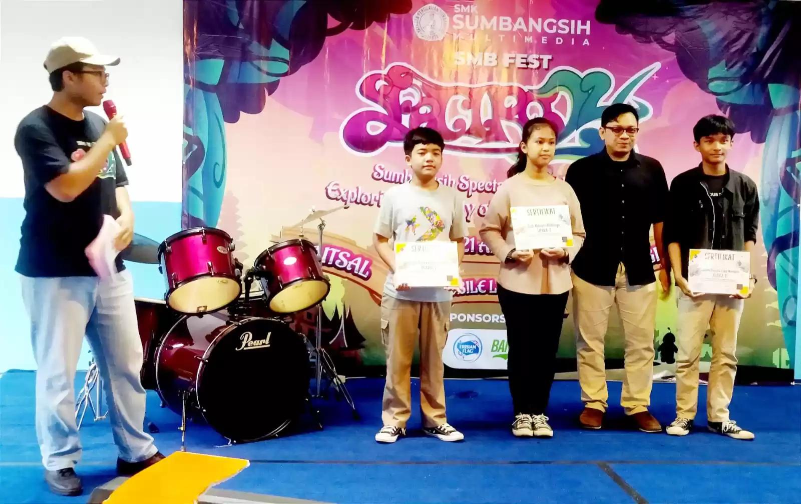 Tampak ketua panitia SMB Festival 2024, Jihan (keempat dari kiri), membagikan hadiah dan berfoto bersama para pemenang lomba fotografi