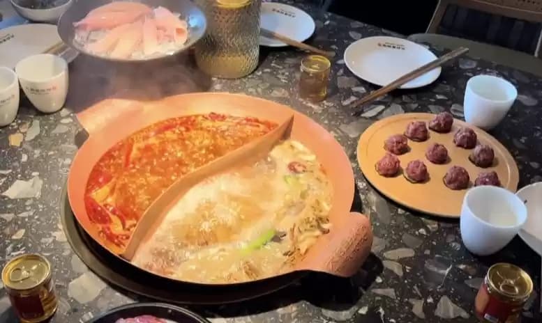 Tampilan dari hotpot dengan kuah pedas dan jamur khas Sichuan