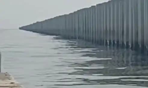 Tanggul Beton di Laut Cilincing