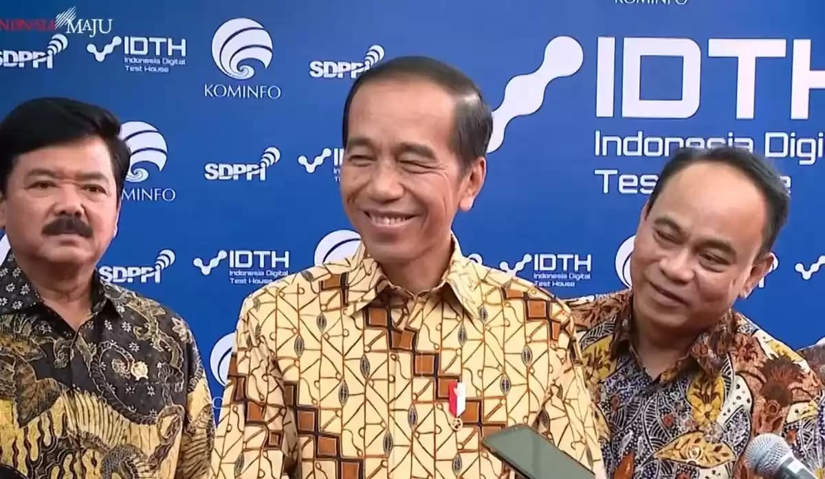 Tangkapan layar YouTube Sekretariat Presiden, Presiden Joko Widodo di Depok, Jawa Barat, Selasa (7/5/2024), tampak tersenyum merespons pertanyaan wartawan soal  pertemuannya dengan Ketua Umum PDI-Perjuangan Megawati Soekarnoputri