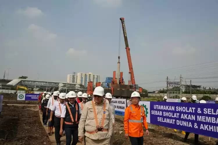 Teks photo: Dirjen Perkeretaapian Kemenhub Risal Wasal saat meninjau proyek peningkatan dan pengembangan Stasiun Tanah Abang pada Minggu (5/5/2024).(Dok. Kementerian Perhubungan)