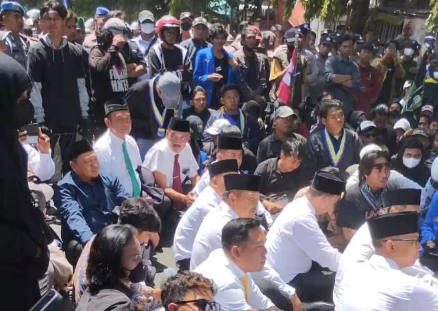Temui Ratusan Pendemo, Anggota DPRD Kota Probolinggo Copot Dasi-Jas Usai Dilantik