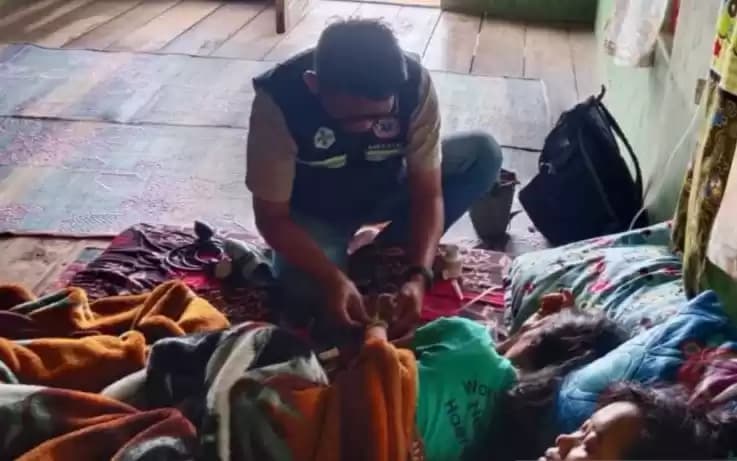 Tenaga kesehatan memberikan pelayanan pada warga Keracunan