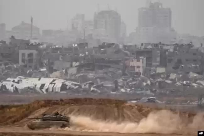 Tentara Israel bergerak di atas tank dekat perbatasan Israel-Gaza, terlihat dari Israel selatan, Kamis, 25 April 2024. (AP/Leo Correa)