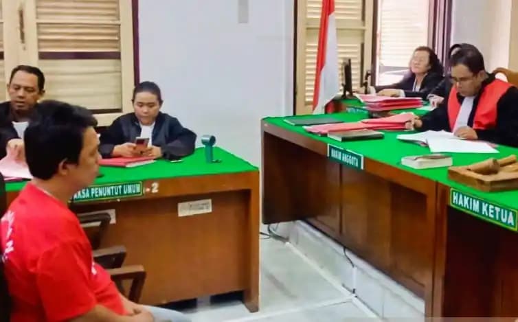 Terdakwa Ivan Jora Tarigan ketika mendengarkan putusan majelis hakim.