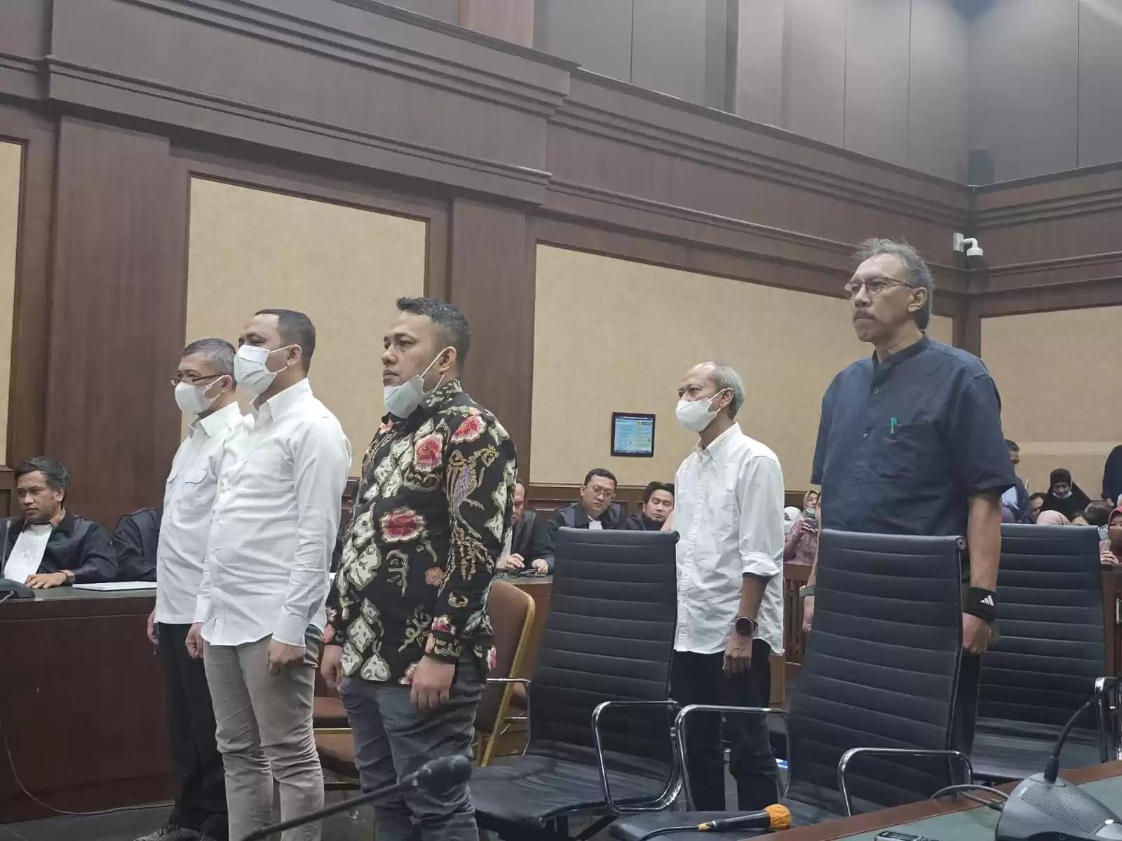 Terdakwa Mantan Timses Jokowi, Windu Aji Sutanto bersama pelaksana lapangan PT. Lawu Agung Mining Glenn Ario Sudarto dan Direktur PT. Lawu Agung Mining Ofan Sofwan, jalani sidang pembacaan vonis, di PN Tipikor Jakarta, Kamis (25/4/2024)