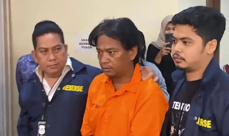 Tersangka FF (43) saat ditampilkan pada konferensi pers di Polda Metro Jaya