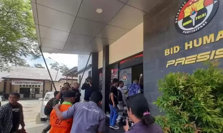 Tersangka kasus pencabulan anak di bawah umur saat digiring ke ruang Bidang Humas Polda Gorontalo