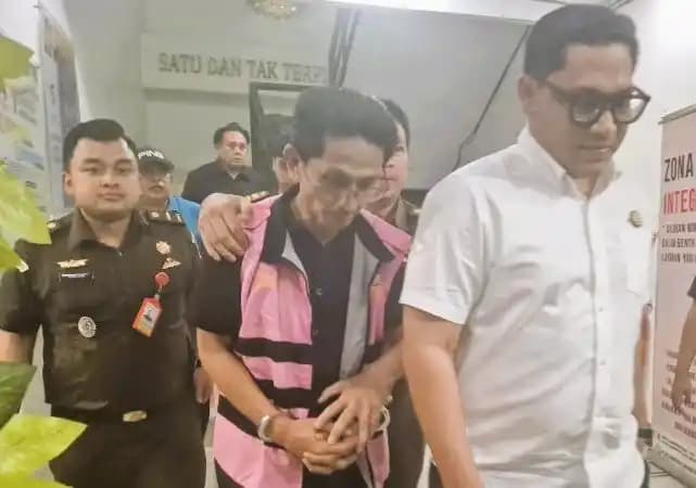 Tersangka SL (rompi merah muda) turun dari ruang penyidik